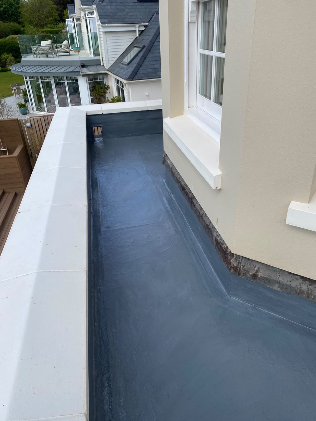 Flat roof waterproofing surface and edge detail